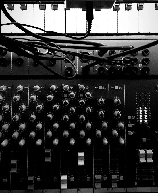 Customized sound design in the Charas Lounge studio